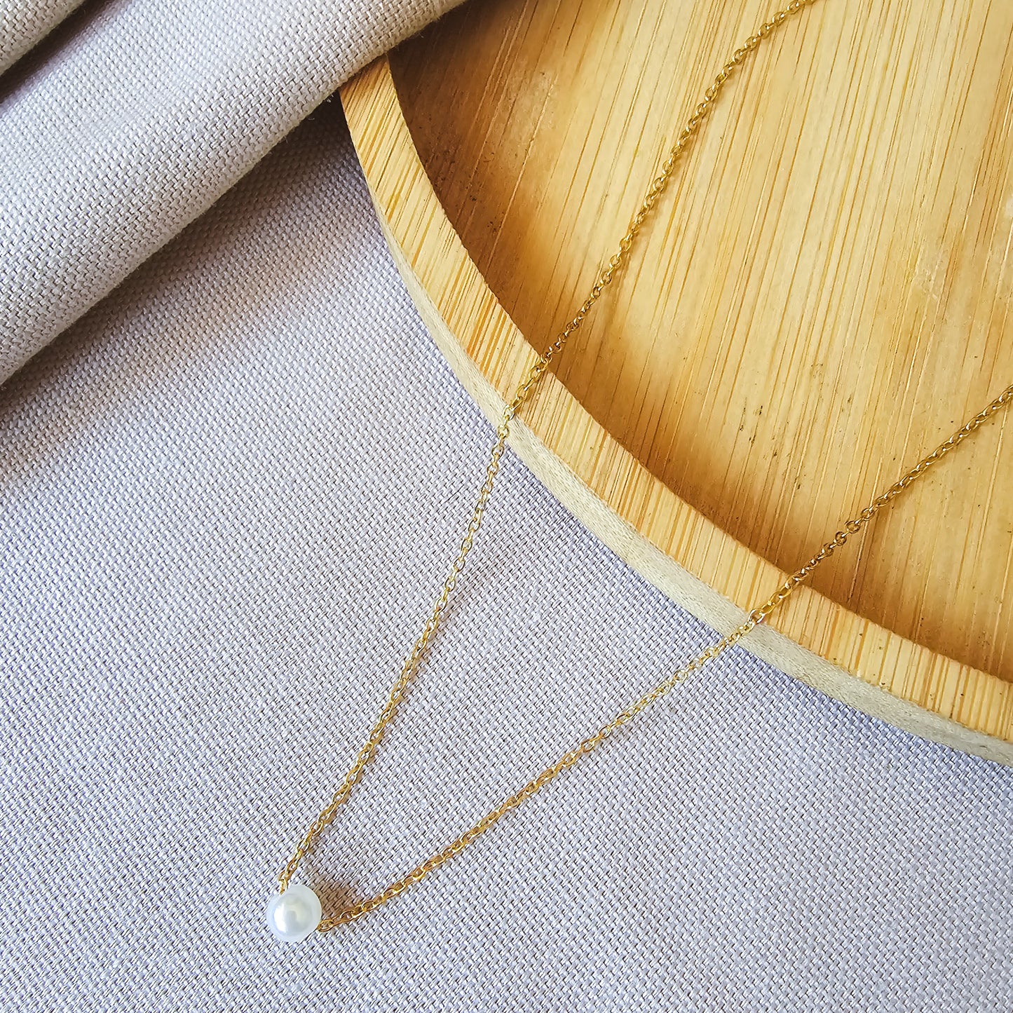 Minimalist faux pearl necklace