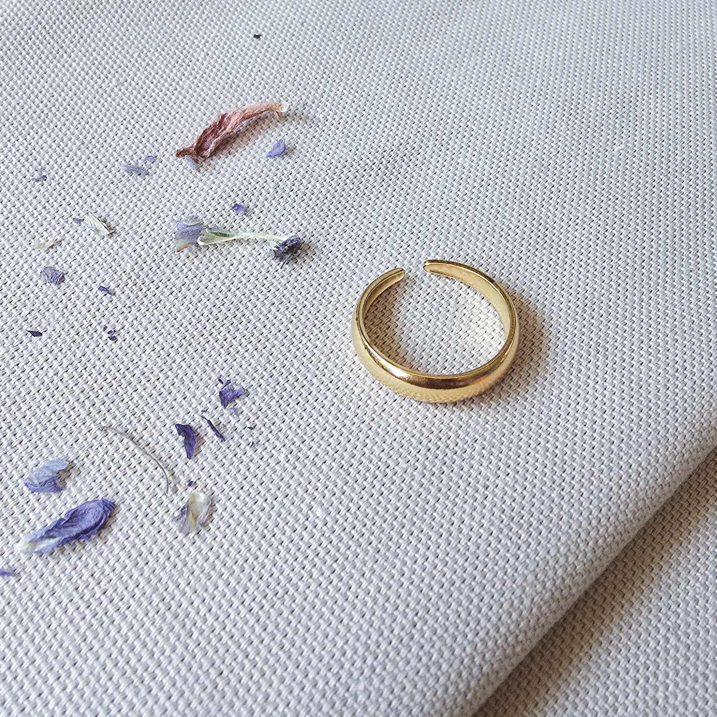 Minimalist single adjustable ring