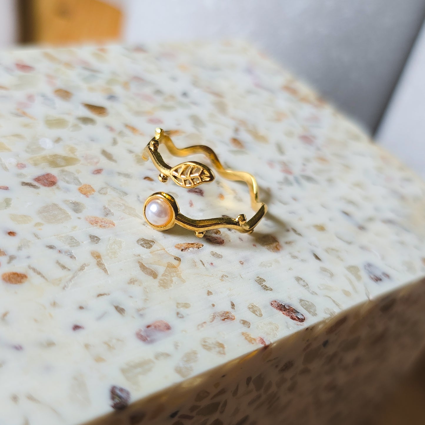 Elegant adjustable rooted ring