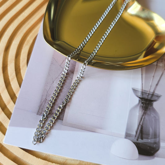 Minimalist chain necklace