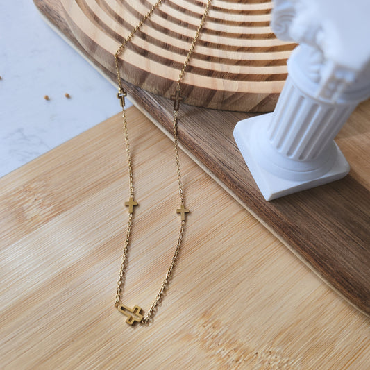 Cross pendant necklace