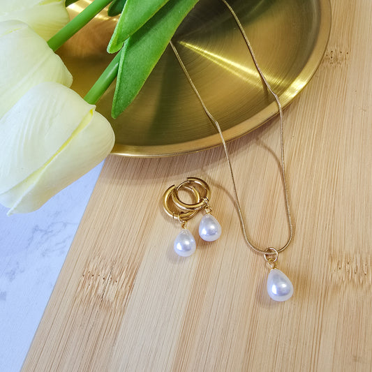 Pearl set necklace and earrings